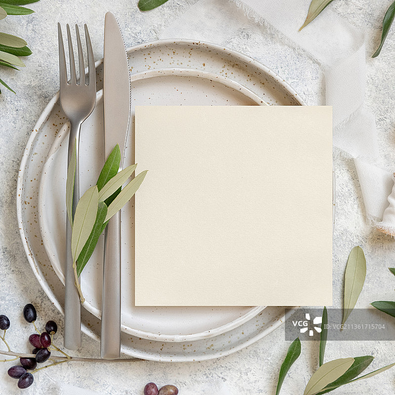 用橄榄枝装饰的婚礼餐桌图片素材