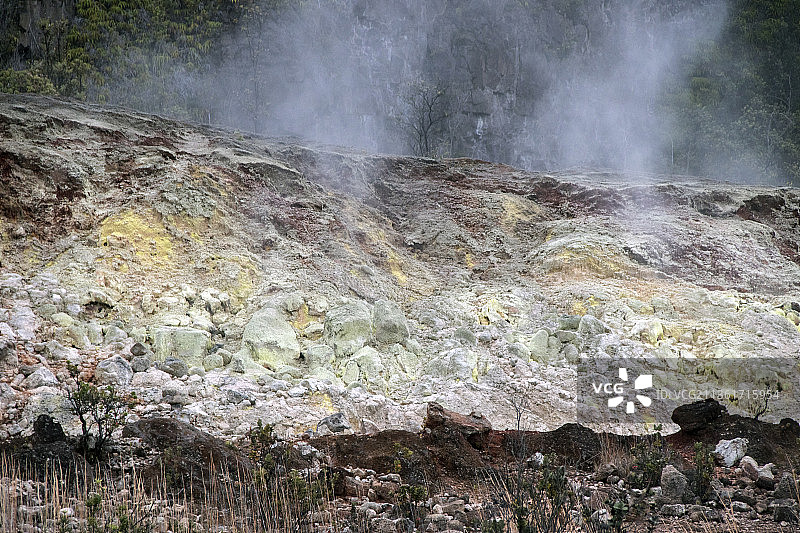 基拉韦厄火山蒸汽口的彩色矿藏图片素材