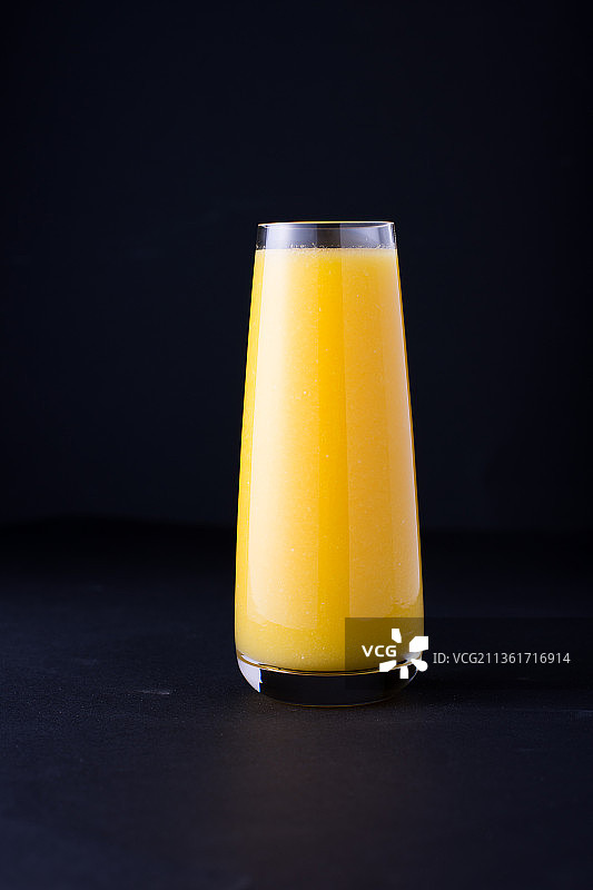 黑色背景下的玻璃杯饮品特写图片素材