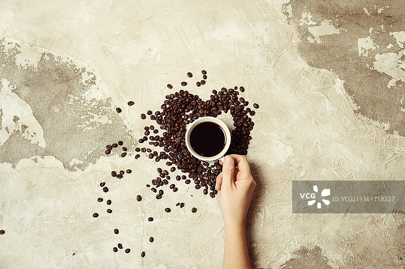 黄麻背景上的心形咖啡豆图片素材