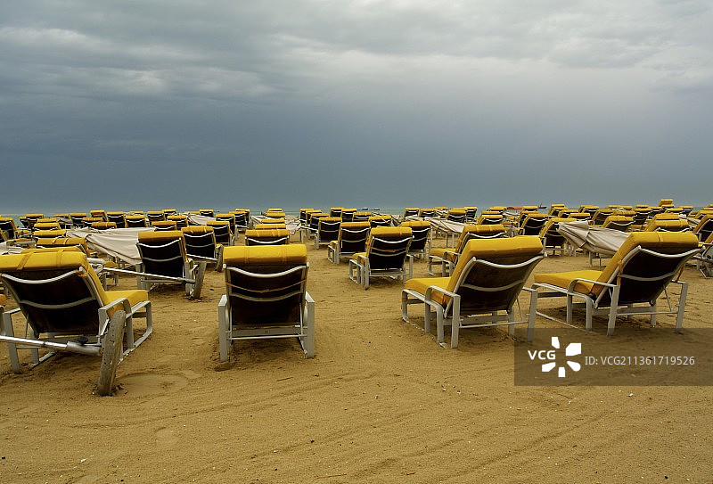 沙滩上的躺椅，空椅子对着天空图片素材