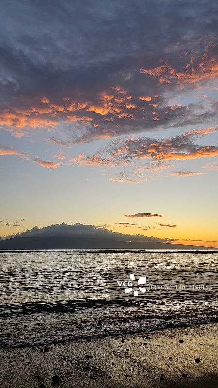 红色天空，日落时分美国拉海纳的壮丽海景图片素材