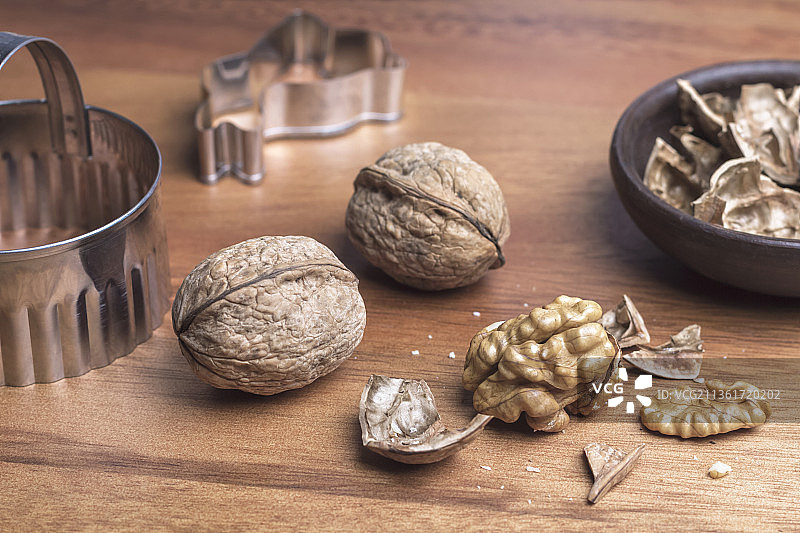 桌上的核桃高角度视图图片素材