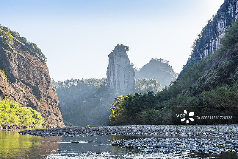 福建武夷山国家公园玉女峰和九曲溪竹筏图片素材
