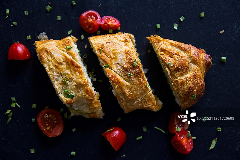 石板上酥脆的希腊菠菜派卷俯视图图片素材