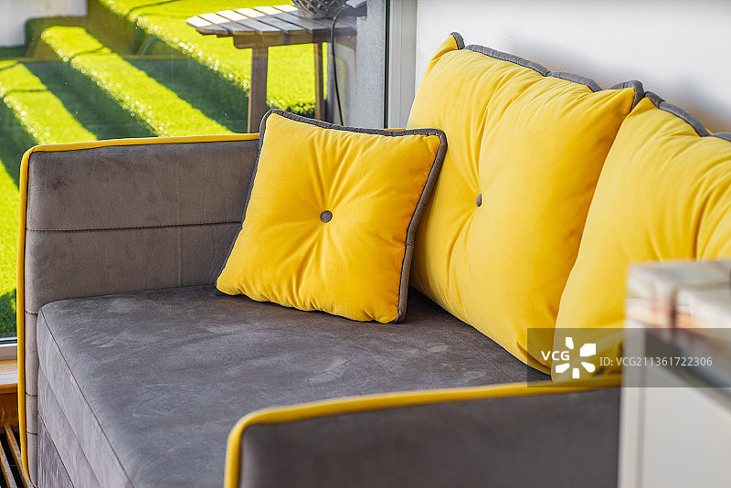 现代室内灰色黄色沙发图片素材