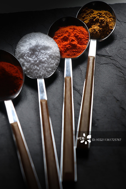 更多香料，勺子中各种香料特写图片素材