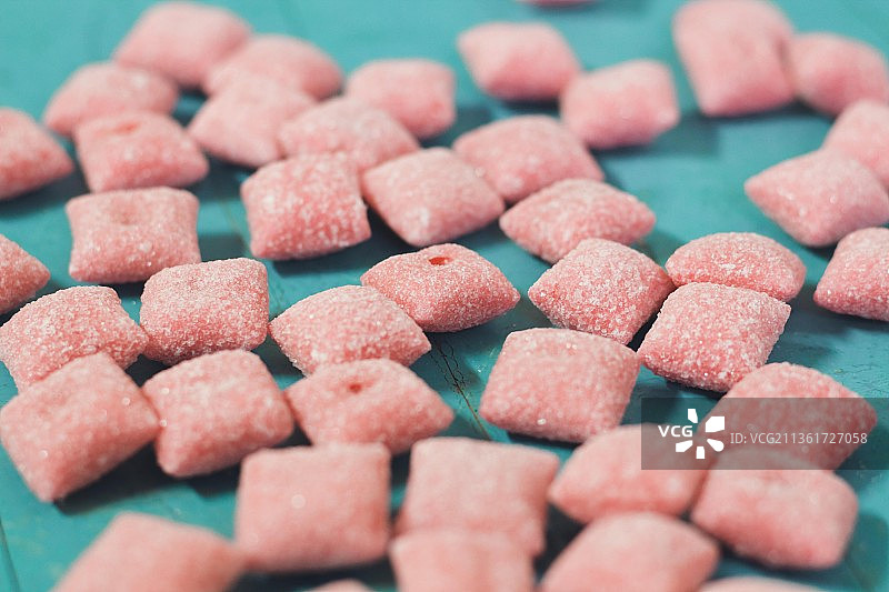 红色调的方糖，特写图片素材