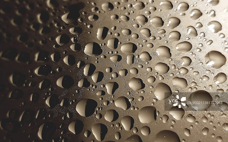 从黑暗到光明：湿玻璃的特写图片素材