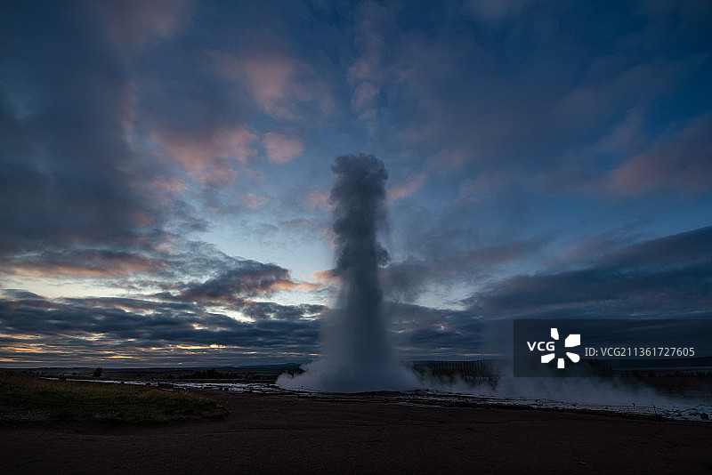 冰岛南部地区多云天空下的温泉美景图片素材