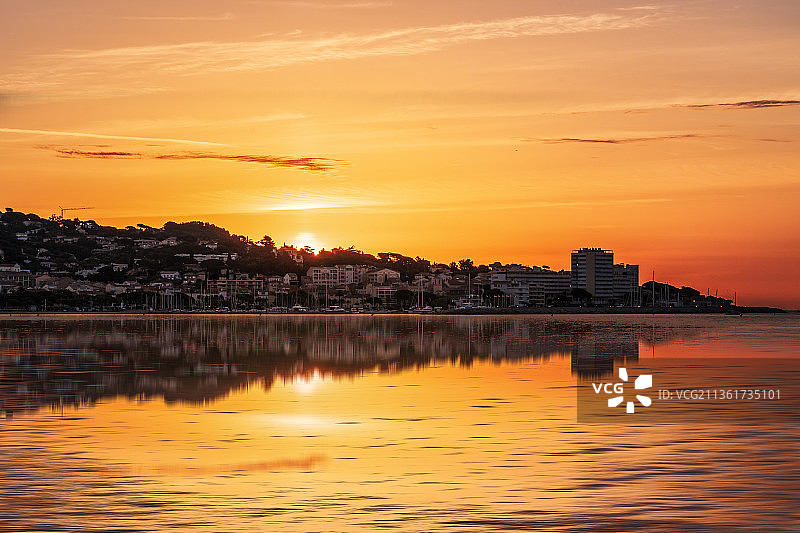 圣马克西姆日落，法国海滨建筑旁的壮丽海景图片素材