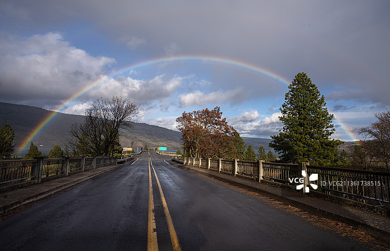 彩虹天空下的道路美景图片素材