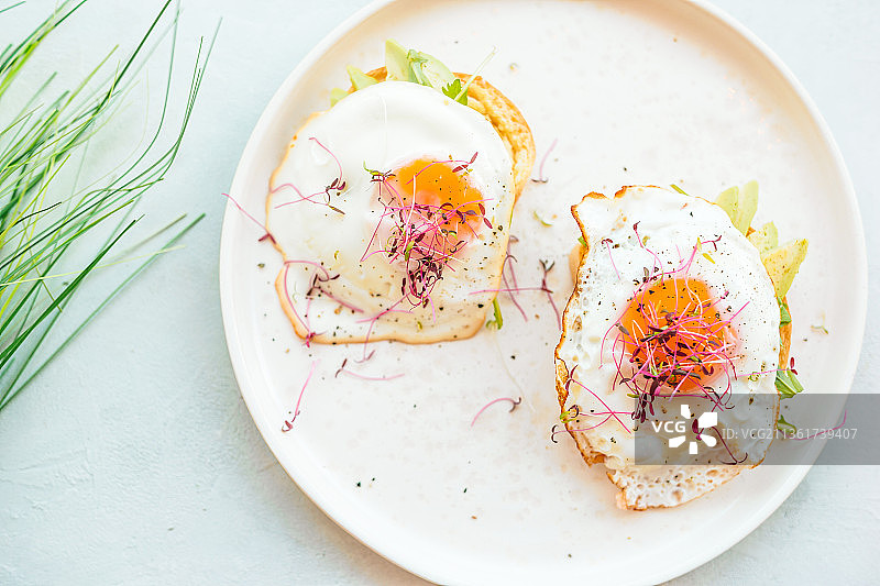 健康食品概念：美味牛油果煎蛋三明治图片素材