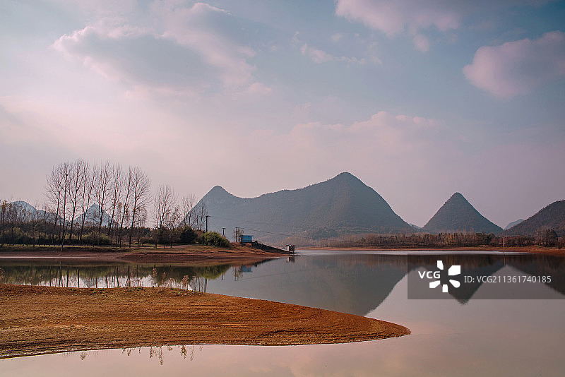 湖中山与水图片素材