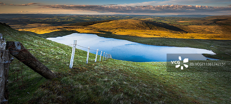 通往湖边的栅栏，Llyn y Fan Fawr，英国斯旺西图片素材