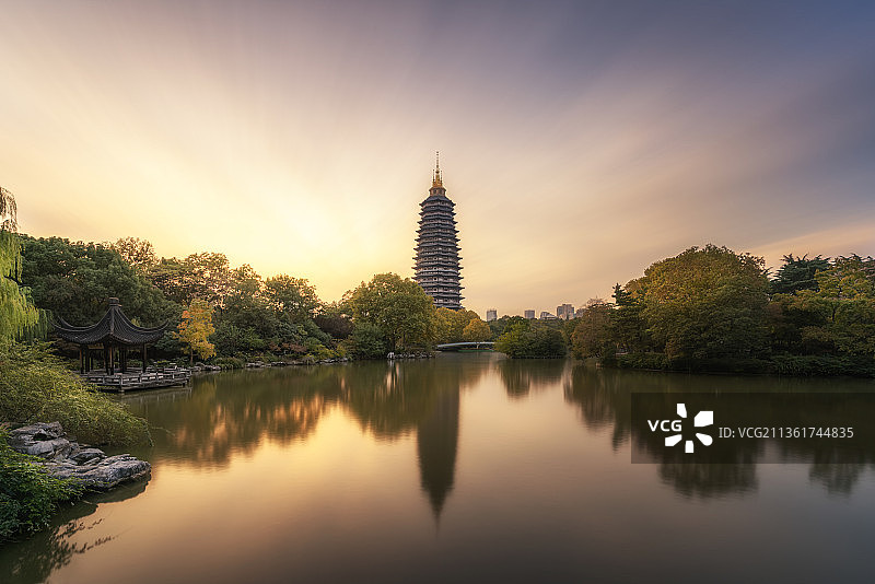 常州市天宁区红梅公园明镜桥观天宁禅寺宝塔晚霞暮色图片素材