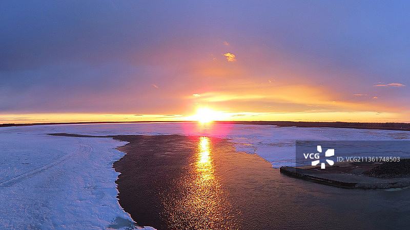 加拿大西北地区马更些河日落时分的冰封海面风光图片素材