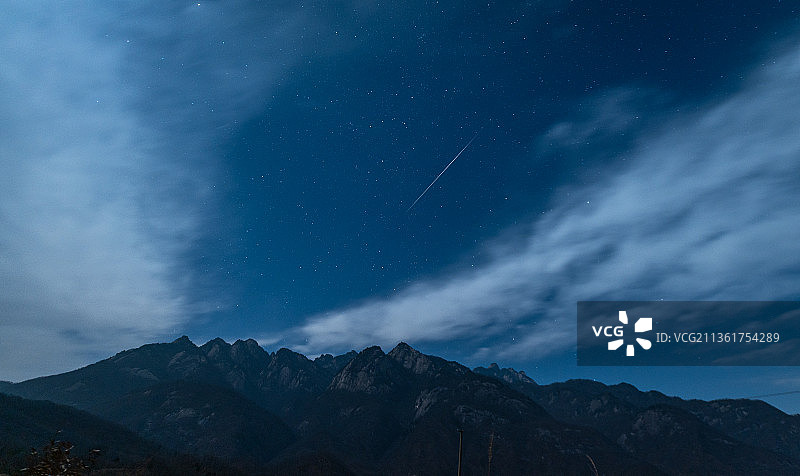 河南洛阳伏牛山星空流星山脉图片素材