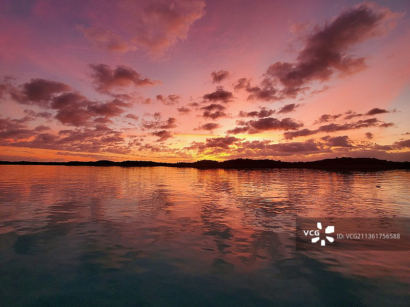 日落时分巴哈马湖泊的风景倒影图片素材