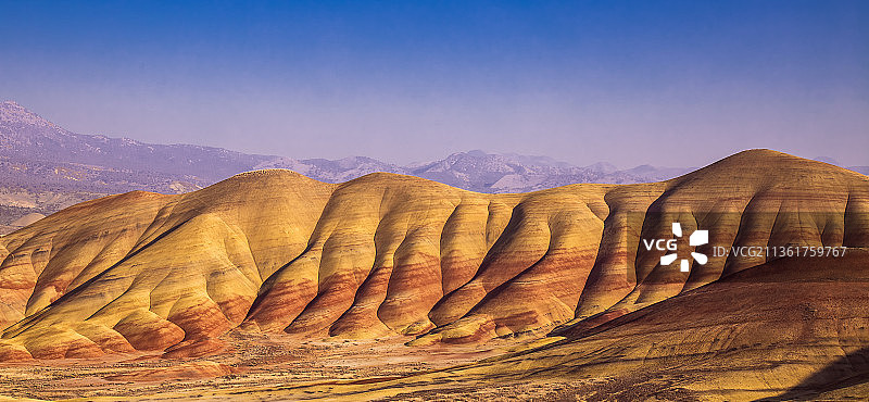彩绘山丘岩层景观图片素材