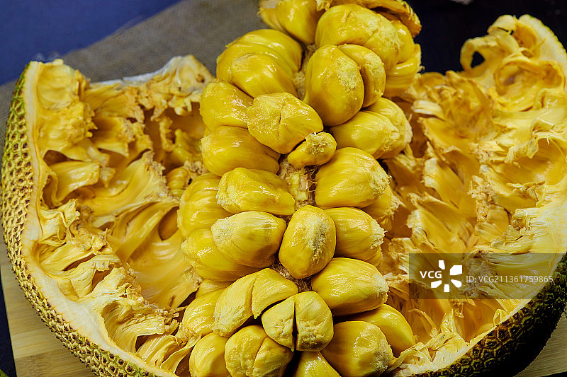 泰国曼谷，桌上剥皮待食的有机成熟菠萝蜜果图片素材