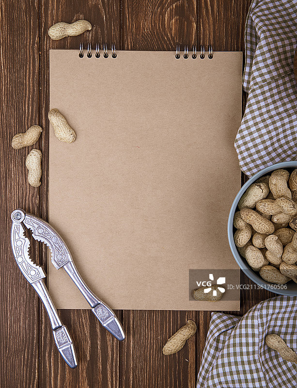 速写本和一碗花生俯视图图片素材