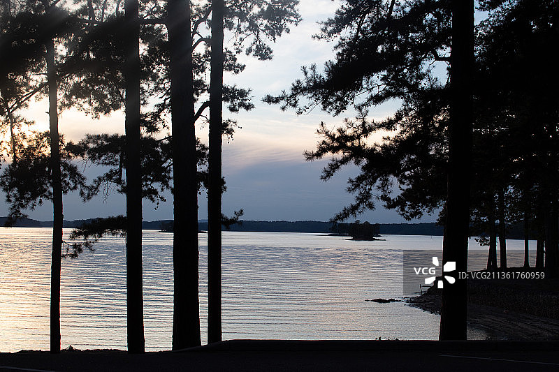 莱尼尔湖上的绚丽日落，湖边树木的剪影图片素材