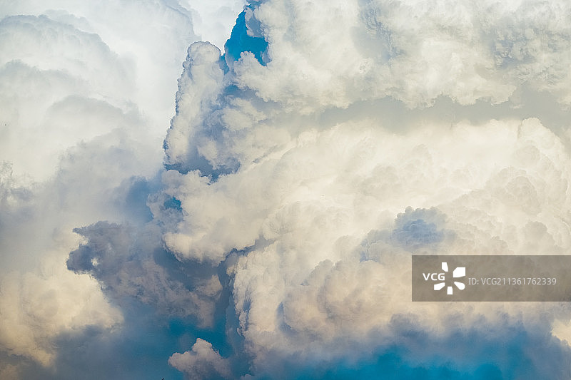 抽象积云天空仰视图图片素材