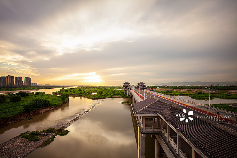 西安灞渭桥车游湿地图片素材