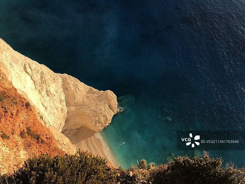 希腊扎金索斯海边的树木高角度视图图片素材