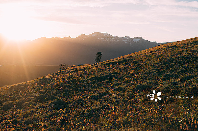 日落时分，男人走在怀俄明州杰克逊市的山上图片素材