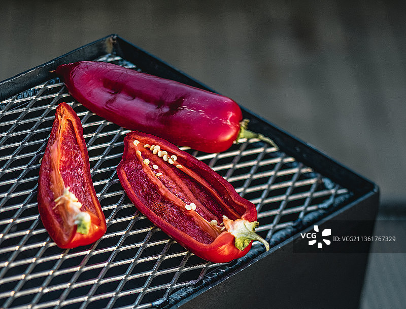烤架上切片的红辣椒特写图片素材