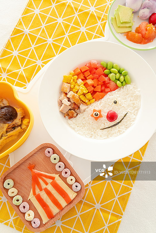 小丑饭 鸡腿汤 甜圈小丑帽面包红樱桃牛油果奶酪幼儿餐图片素材