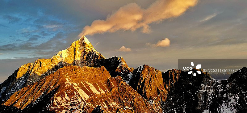 日出下的幺妹峰图片素材