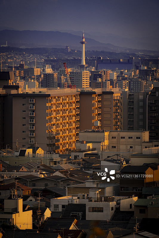 夜间城市灯光璀璨的建筑鸟瞰图图片素材