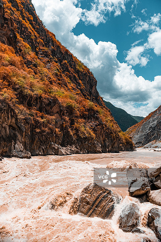 秋季五彩森林红叶悬崖峭壁风光图片素材