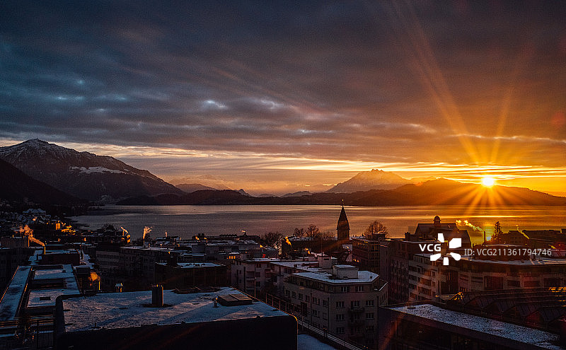 瑞士楚格日落时分城镇风光图片素材