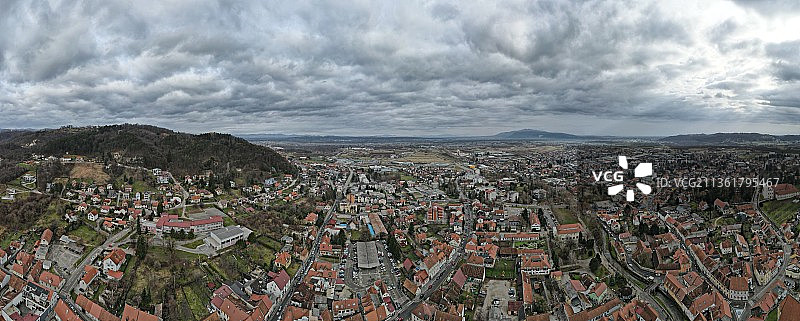 萨莫博尔全景，克罗地亚国王托米斯拉夫广场城镇高角度景观图片素材