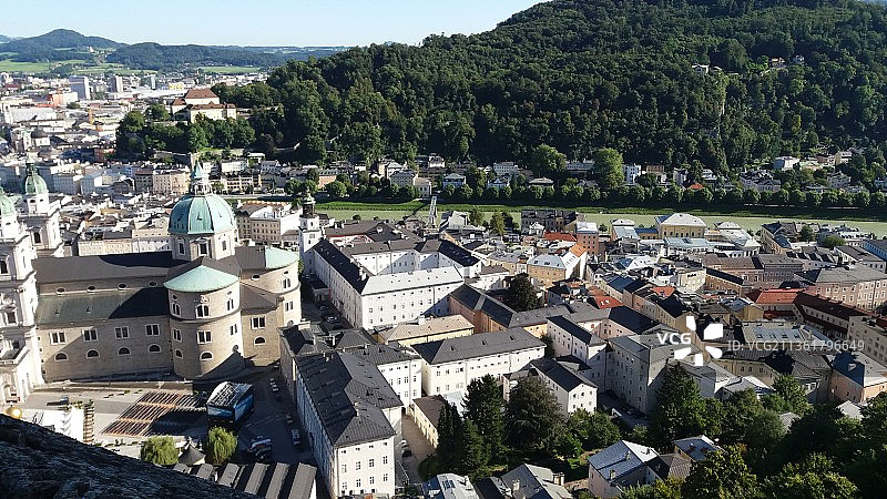 高角度的城市景观对天空的看法图片素材