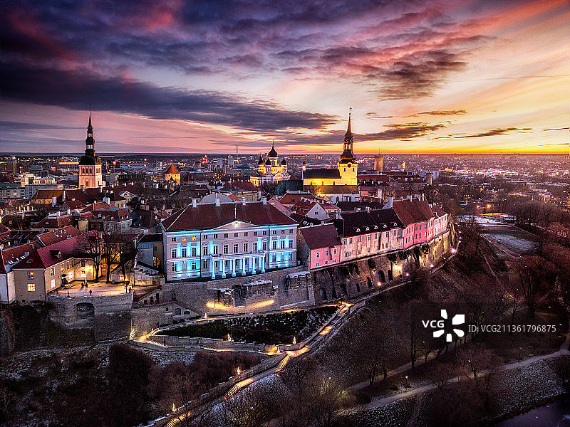 塔林城市日落时分的照明建筑高角度景观图片素材