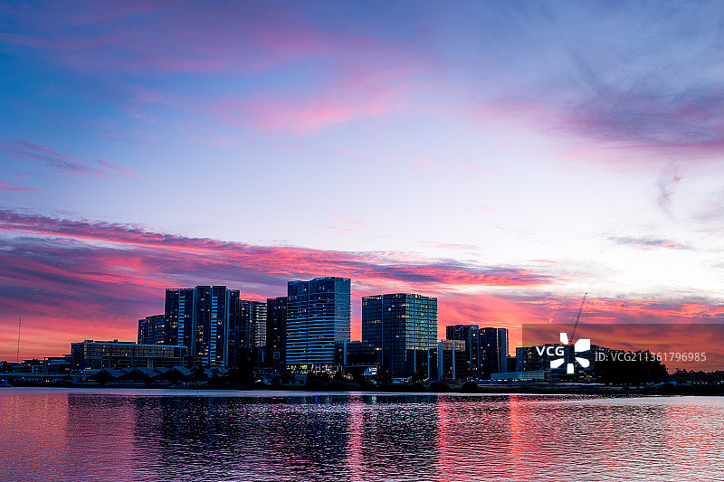 温特沃斯角的日落，建筑旁湖泊的风景，天空中的日落图片素材