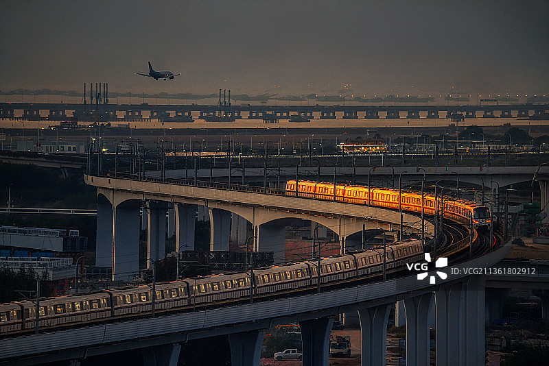 轻轨与飞机图片素材