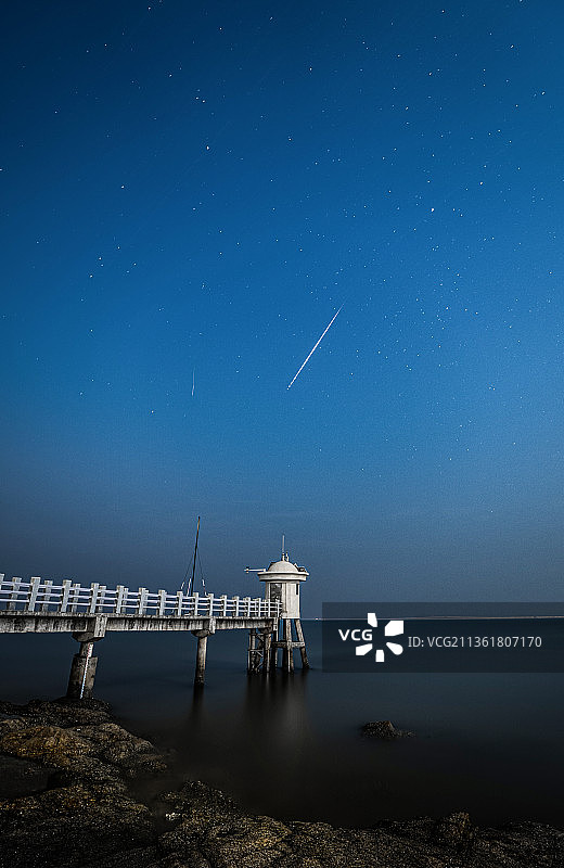珠海淇澳岛冬灯塔日下双子座流星图片素材