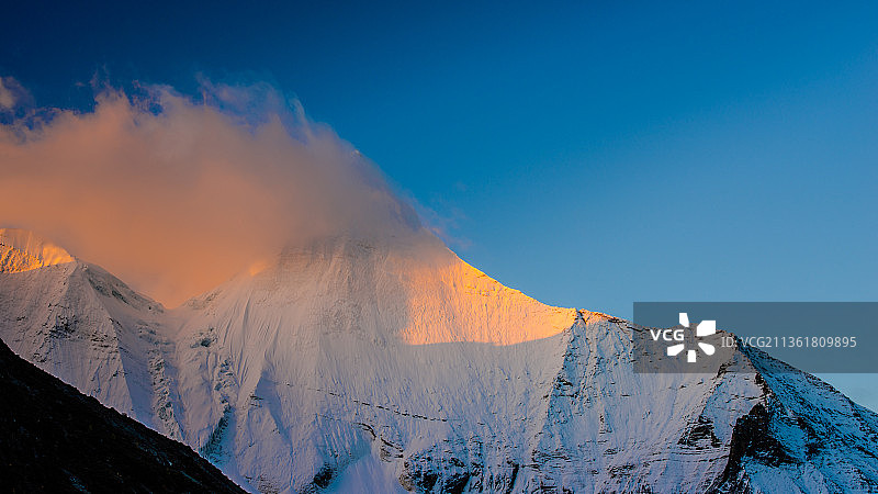 稻城亚丁—央迈勇日照金山图片素材
