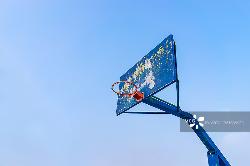 中国山东泰安万达广场涂满涂鸦的的户外篮球场图片素材