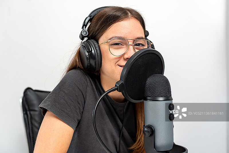 年轻的拉丁裔女播音员，白色背景图片素材