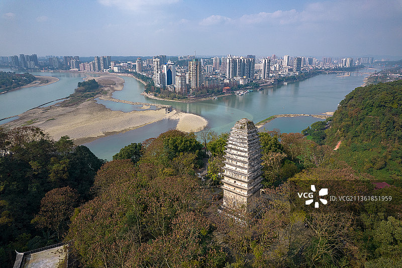 四川省乐山市灵宝塔与城市天际线图片素材