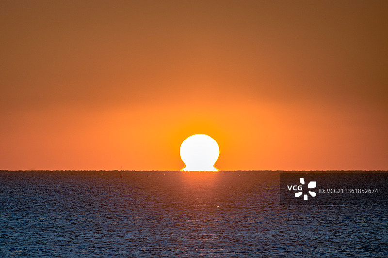 一个纯粹的海上日出图片素材