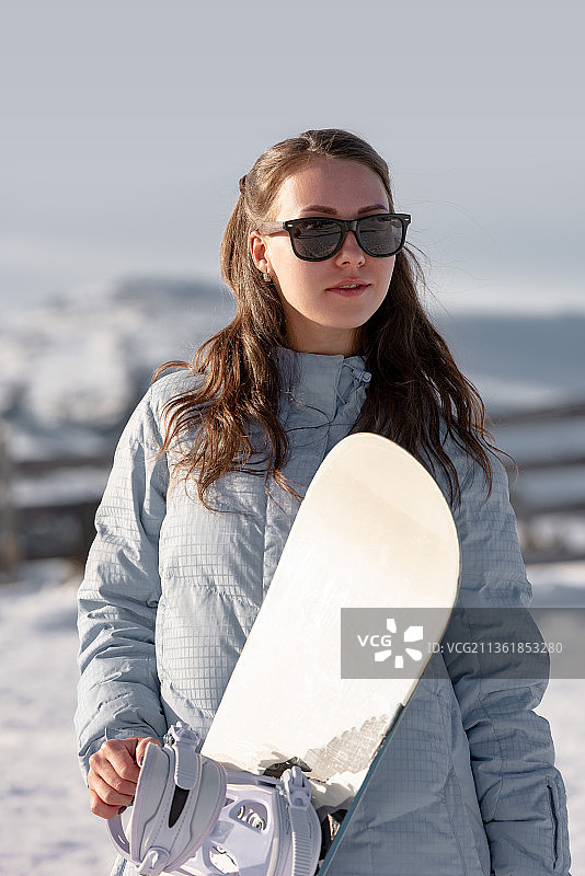 业余滑雪板女孩的肖像照图片素材