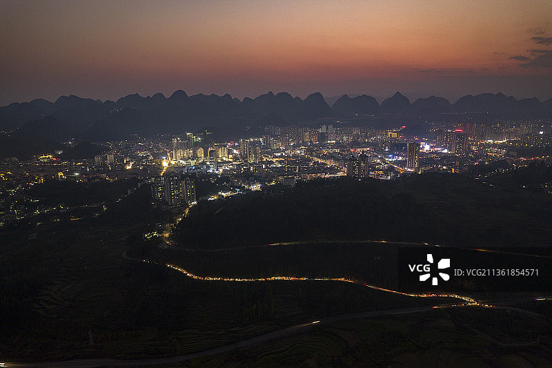 航拍晚霞中的贵州省黔西南自治州贞丰县夜景图片素材